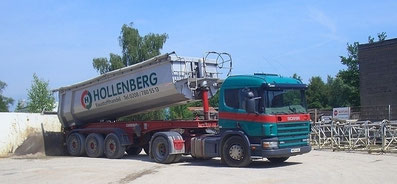 Sattelzugmaschinen Hollenberg an Baustelle